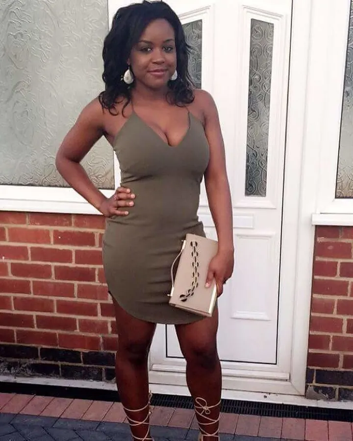 Femme africaine aux cheveux bruns-noirs prenant un selfie dans un miroir, vêtue d'un haut noir et de sous-vêtements noirs