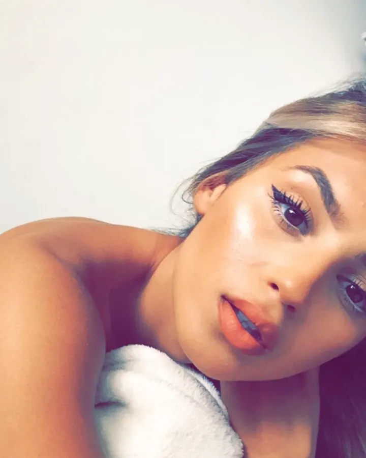 Amélie en gros plan, maquillage prononcé, regard caméra
