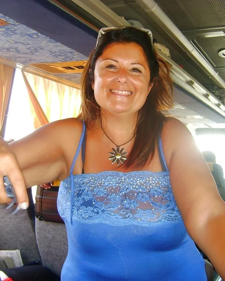 Margaux en haut bleu dans un bus, souriante