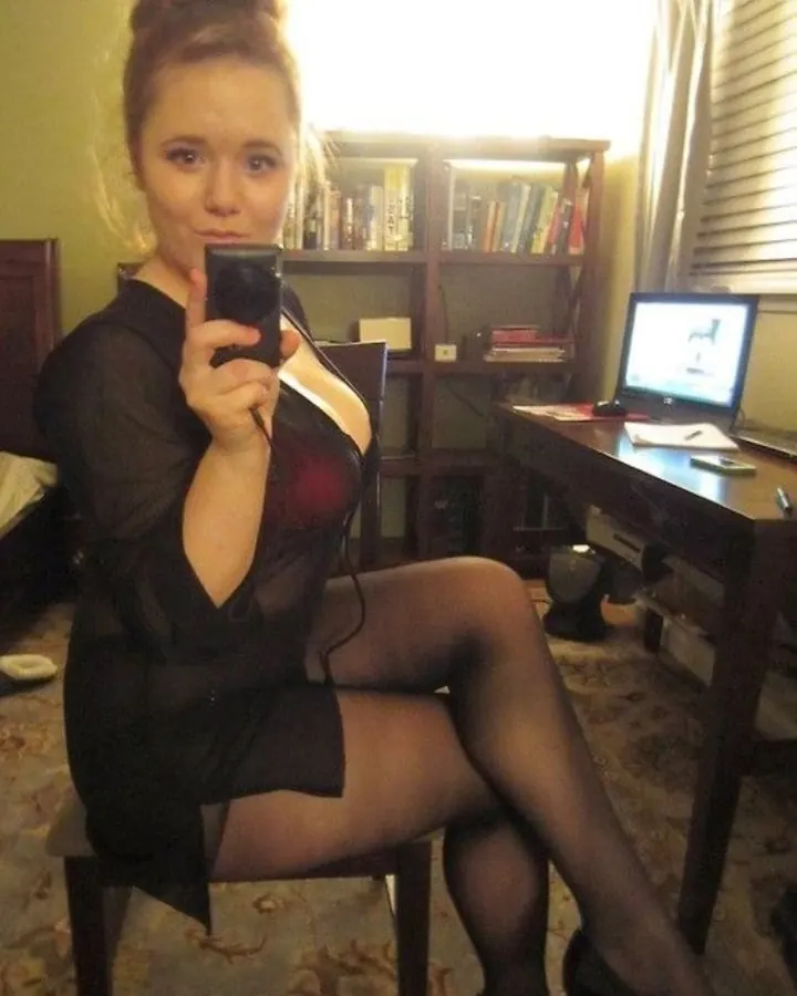 Chloé en noir, selfie avec téléphone