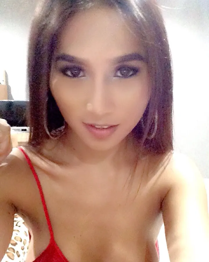 Selfie Amélie en top rouge moulant, regard vers l’objectif
