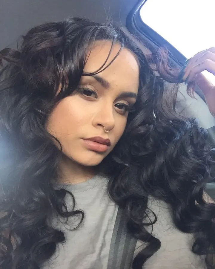 Manon en voiture, regard vers l’objectif