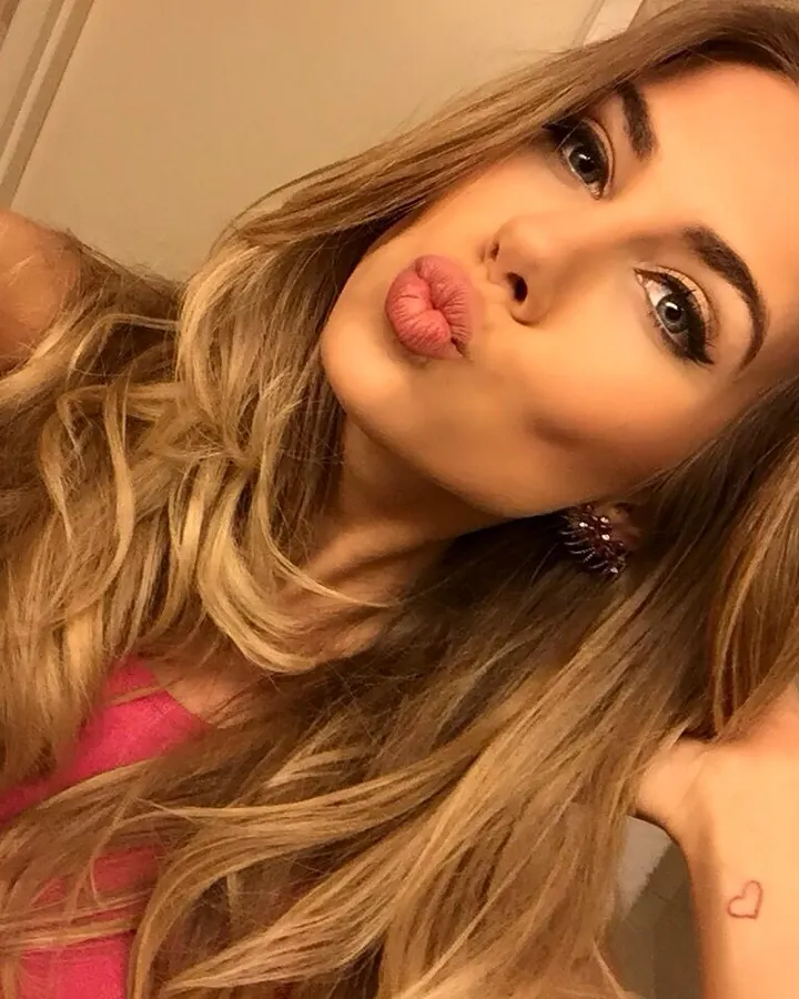 Nina en rose, selfie avec baiser